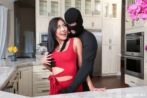 Người phụ nữ nhỏ nhắn quyến rũ, dưới danh nghĩa mát-xa, tham gia vào các giao dịch khiêu dâm, với làn da trắng và vóc dáng hoàn hảo, và vẻ đẹp bị đụ theo nhiều cách khác nhau