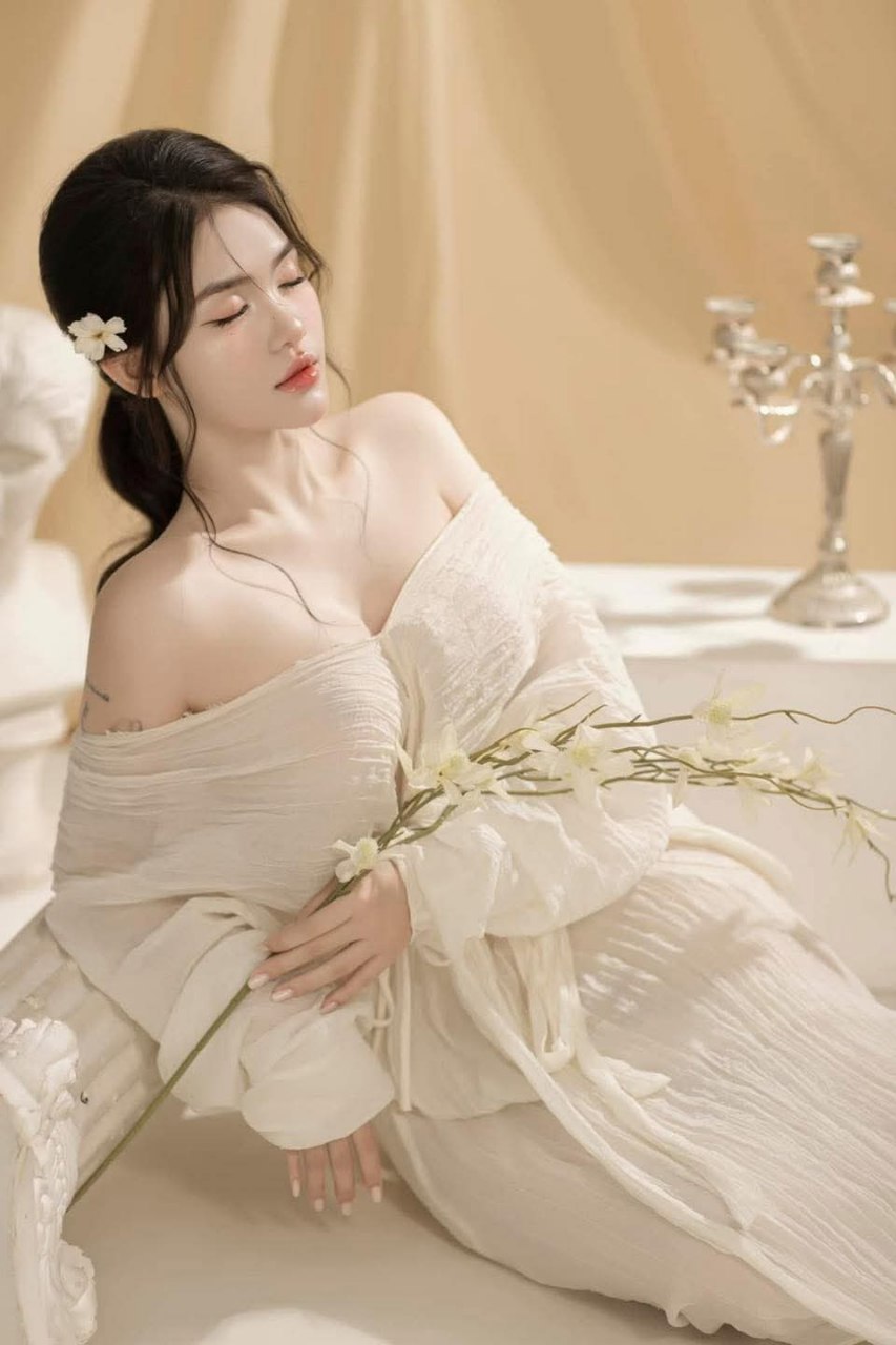 Rốt cuộc, anh không còn muốn tiền hay ghét sự xấu xí của tôi nữa sao?